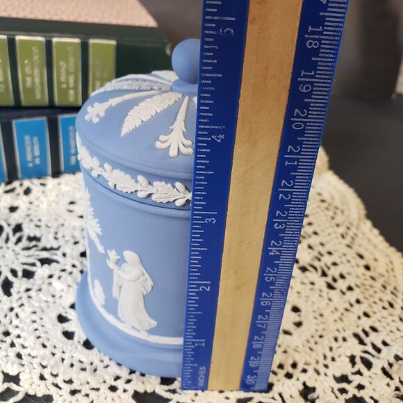 Beautiful Vintage Wedgwood Blue Jasperware Lidded Olympus Jar 5" - Picture 5 of 9